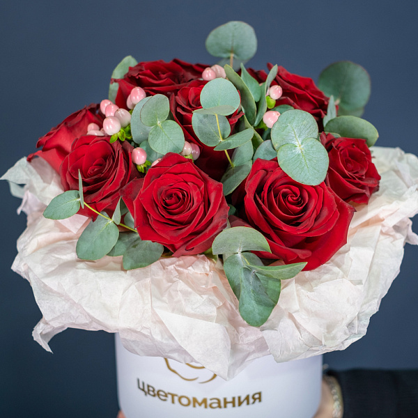 Купить Букет красных роз в коробке в  с бесплатной доставкой: цена, фото, описание